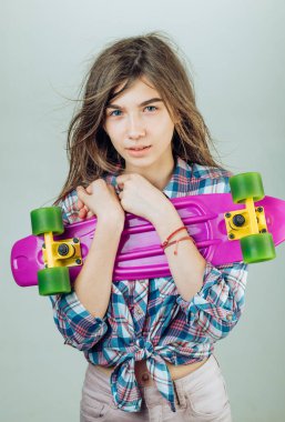 plastik mini kruvazör kurulu. Bahar. Şehir sahnesi, şehir hayatı. kaykay spor hobi. Yaz aktivitesi. sokakta binmek için hazır. Penny tahtası olan Hipster kızı. Parlak hobi