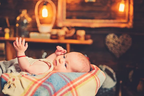 Glädje. Söta lilla bebis. Nya liv och baby födelse. Liten flicka med söta ansikte. föräldraskap. Barndom och lycka. Porträtt av glada lilla barnet. Familj. Barnomsorg. Barnens dag — Stockfoto