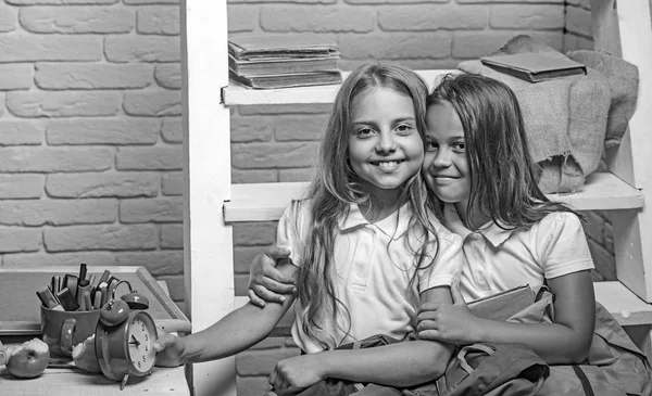 School breuk met gelukkige kinderen, school breuk met kleine meisjes — Stockfoto