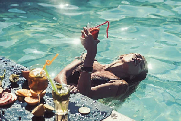Καλοκαιρινές διακοπές γυναίκα πίνουν εξωτικά τροπικά κοκτέιλ στην παραλία με άχυρο, ηλιομαυρισμένη σώμα, concept ταξίδια διακοπών. — Φωτογραφία Αρχείου