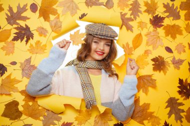 Bu battaniye atkısı çok güzel bir yumuşak havası var. Moda kız sonbahar yaprakları ile yırtık kağıt ile bakmak. Sevimli kadın sonbahar moda aksesuarları giymek. Vogue modeli sonbahar bakmak. Sonbahar için Casual moda trendi