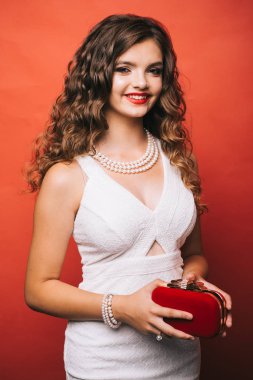 Çantama aşık olmak. Moda takı ve aksesuar. Beyaz gelinlikli kadın. Genç manken. Moda makyaj ve uzun kıvırcık saçlı genç kadın. Güzellik bakmak ile Pretty kız