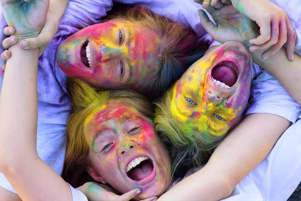 Divirtiéndonos juntos. Chicas hipster locas. Tiempo de verano. maquillaje de pintura de neón colorido. niños con arte corporal creativo. Feliz fiesta juvenil. Optimista. Sensaciones de primavera. positivo y alegre. chicas divertidas —  Fotos de Stock