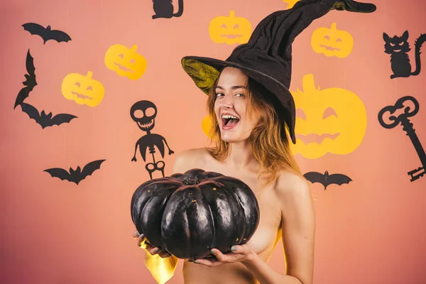 Secretos de la magia para feliz Halloween. Cartel de Halloween con calabazas. Halloween concepto sexy. Tienda de ropa para mujer celebra Halloween. Fondo de horror sexy. — Foto de Stock