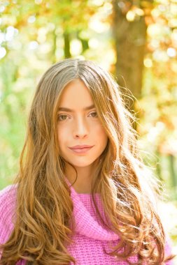 Coziness yayar. Sıcaklığın tadını çıkar. Kadın güneşli bir günün tadını çıkarın açık havada. Pretty kadın kıvırcık saç doğa arka plan. Moda konsepti. Son güneş ışığı Demetlerini yakalayın. Sıcaklık ve güneş ışığı. Sıcaklık hissi