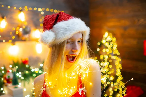 Bir sürü ışık var. Sihirli an. Noel kutlaması. Sevgi barış ve sevinç tüm yıl için. Kız noel şapkası noel partisi. Kız yeni yıl ve mutlu Noeller kutlamak. Noel çelenk sıcak ışık — Stok fotoğraf
