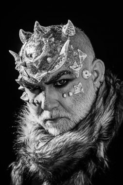 Beyaz sakallı komuta sizde canavar gibi giyinmiş. Siyah arka plan, cehennemdeki şeytanlar kapatın. Dikenler veya siğiller kürk paltolu adam. Tiyatro makyaj kavramı. Uzaylı, iblis, büyücü makyaj.