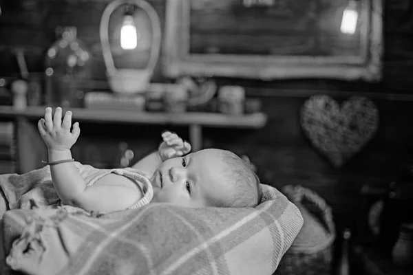 ¡Joy! Dulce bebé. Nueva vida y nacimiento del bebé. Niña pequeña con cara linda. crianza. Infancia y felicidad. Retrato de un niño feliz. Familia. Cuidado de niños. Día de los niños —  Fotos de Stock