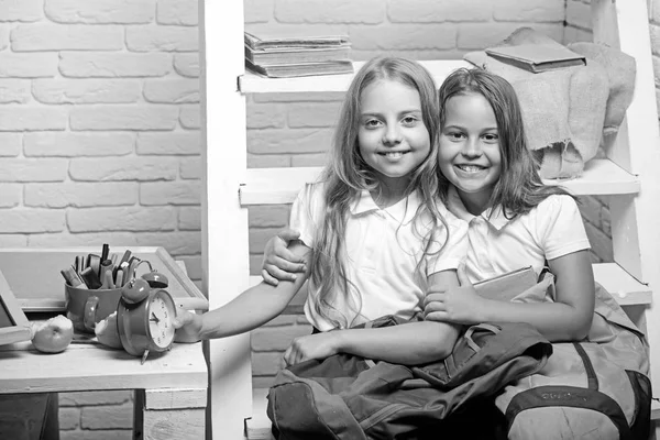 Lektion med två glada barn. lektion i skolan med tjejerna sitter tillsammans — Stockfoto
