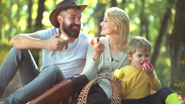 Happy Autumn familj. Leende par med barn son går över hösten natur bakgrund. Glada leende unga föräldrar med lille son om i höstlöv. — Stockvideo