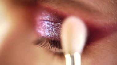 Güzellik kadını gözlerine göz farı uyguluyor. Güzel kadın akşam makyajı yapıyor. Moda ve güzellik makyaj kozmetik.