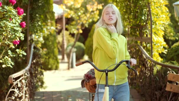 Dreaming Girl Rider cykeln i parken. Utomhus atmosfäriskt mode foto av ung vacker dam i höstlandskap. — Stockvideo