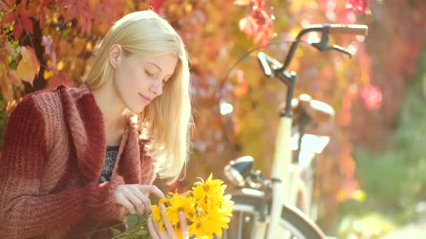 Buenos días y buen día. Mujer de otoño. Chica de ensueño con el pelo largo en suéter de punto. Feliz joven en el parque en el soleado día de otoño. Belleza de otoño . — Vídeo de stock