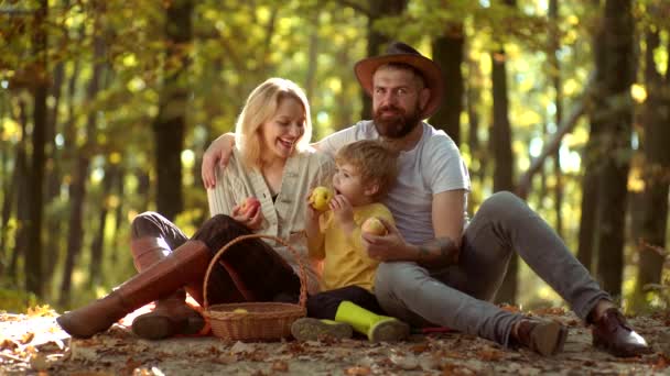 Gelukkige herfst familie. Samen genieten van een leuk weekend. Familie ouderschap en mensen concept-gelukkige moeder vader en kleine jongen in herfst Park. — Stockvideo
