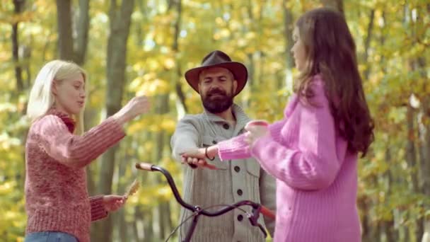 Amigos felizes rindo e sorrindo ao ar livre. Pessoas activas. Ao ar livre . — Vídeo de Stock