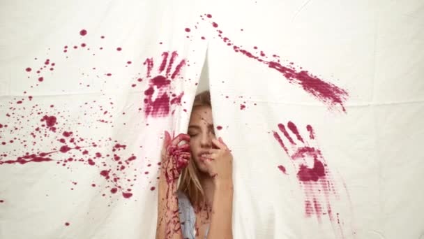 血まみれの顔をしたセクシーな女性。ヴァンパイアの女の子血まみれの背景に彼女の口に血を滴る美しさハロウィーンセクシーな吸血鬼の女性. — ストック動画