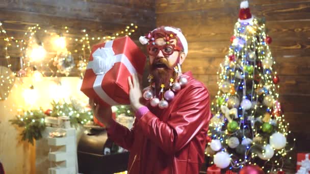 Hipster moderne Santa Claus wenst Merry Christmas. Expressie en People concept-man met grappig gezicht over Kerst achtergrond. Man Nieuwjaar Eve. — Stockvideo