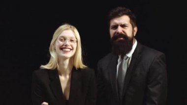 Öğretmen adam ile seksi muhteşem sarışın kadın. İşadamı izole - yakışıklı adam ve siyah arka plan üzerinde duran güzel bir kadın. İş çifti birlikte çalışıyor.