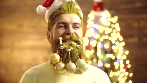 Kerstversiering. Aantrekkelijke bebaarde hipster. Baard met kerst decoratie. Vrolijk kerstfeest en gelukkig Nieuwjaar. Man Nieuwjaar Eve. Levering geschenken. — Stockvideo