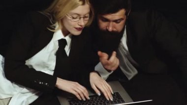 Bu benim son ofis aşkım. Genç gülümseyen iş kadını ve iş adamı siyah arka plan üzerinde izole. Bir sohbet botu nedir. Genç iş kadını ve adam müşteri ile konuşurken - dizüstü bilgisayar kullanarak.