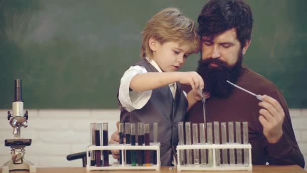 Profesor de escuela primaria y estudiante en el aula. De vuelta a la escuela. Escuela Primaria. Planes de Clase - Química de la Escuela Media . — Vídeos de Stock