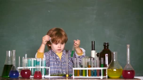 Dzień wiedzy. Mój eksperyment chemiczny. Dziecko z szkoły podstawowej. Szczęśliwy mały naukowiec robiąc eksperyment z probówki. — Wideo stockowe