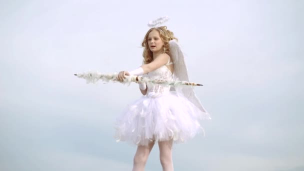 Peuter meisje dragen engel kostuum witte jurk en Feather vleugels. Angel kind meisje met krullend blond haar. Kleine engel verliefd — Stockvideo