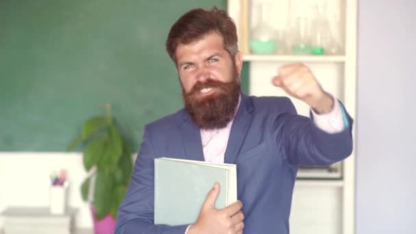 Profesor preparándose para exámenes universitarios. Profesor amable en el aula cerca del escritorio de pizarra. Concepto de educación y aprendizaje de las personas - Profesora cerca de pizarra. Día del maestro. Gracias Maestro. . — Vídeos de Stock