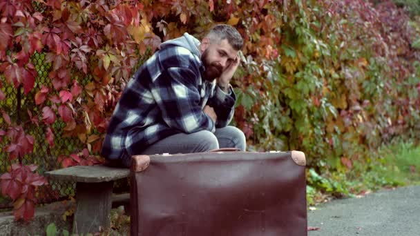 Retrato romántico de un hombre barbudo. Otoño. Romántico y amor . — Vídeo de stock