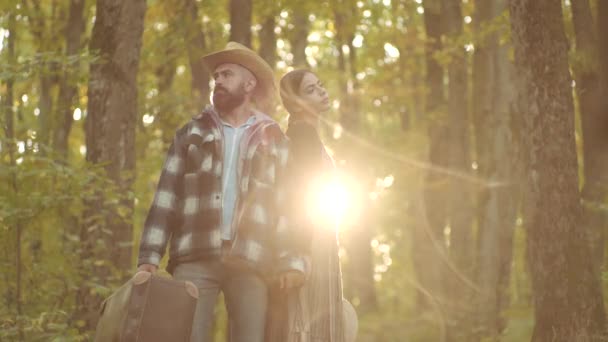 Linda pareja caminando en el parque de otoño. Pareja divertida en el parque de otoño. Pareja en estilo retro antiguo. Sensual retrato al aire libre de joven pareja de moda con estilo en otoño . — Vídeo de stock