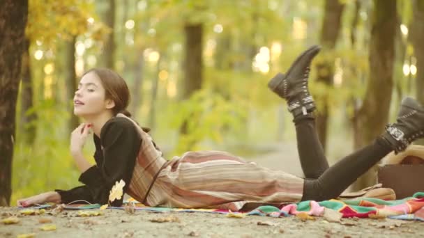 Glückliche Herbst romantische Frau. Herbstliebe. hübsche Mädchen Spaß über Herbst Hintergrund. Schönes Wochenende genießen. — Stockvideo