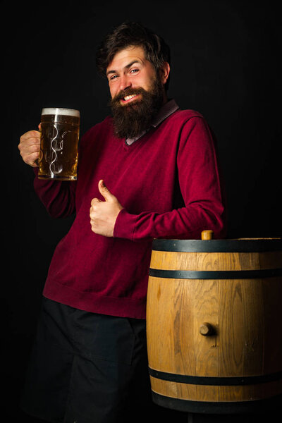 Концепция фестиваля Октоберфест. Человек-ретро с пивом. Пиво в Великобритании. Бармен. Деревянная бочка и стакан пива
.
