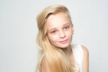 Genç ve güzel. Mutlu sarışın kız. Cilt bakımı ve doğal makyaj. Saç bakım boyası. Yumuşak tenli sarışın bir genç. Düzeltiyorum. Güzellik kuaförü salonu. sağlıklı uzun saçlar ve doğal renkler.