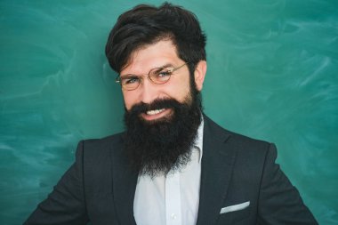 Akademik başarı doğuştan yetenekli olmaktan çok sıkı çalışmayla ilgilidir. Okul konsepti. Genç öğretmen. Üniversitede sınav. Erkek Üniversite Öğrencisinin Kapalı Portresi.