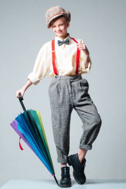 Sonbahar. vintage İngilizce tarzı. şemsiye ile retro takım elbiseli genç kız. askı ve papyon. damalı bere eski moda çocuk. caz adım moda. retro model. vintage charleston parti