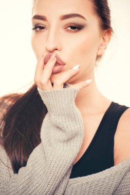 mükemmel yüz tenli kız. Modaya uygun makyaj. makyaj kozmetik. seksi bir görünüm ile güzel kız. seksi kadın. moda ve güzellik. Skincare. kendine güvenen moda modeli. Genç uzmanlık. trendy manikür