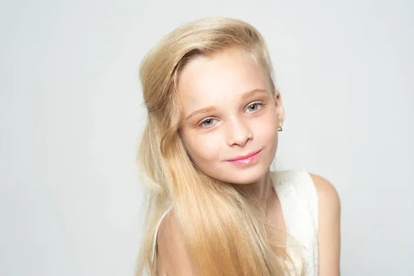 Jovens e bonitos. Menina loira feliz. cuidados com a pele e maquiagem natural. tintura cuidado do cabelo. adolescente loira com pele macia. A endireitar. salão de cabeleireiro beleza. cabelo longo saudável com cor natural — Fotografia de Stock