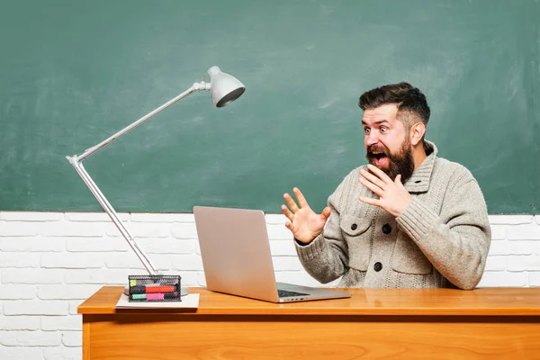 Concepto de ciencia y educación. Estudiantes preparándose para exámenes universitarios. Educación. De vuelta a la escuela. Profesor enseña a un estudiante . —  Fotos de Stock