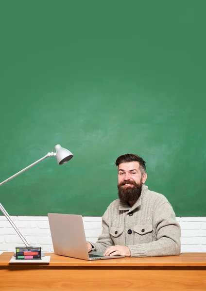 Bearded leraar. Kennisdag. Tutoring. Onderwijs. Bearded leraar. Bearded tutor in de buurt van schoolbord. Docent job-beroep en Leerconcept. Schoolbord voor tekst, kopieer ruimte — Stockfoto