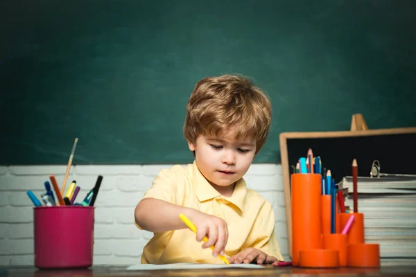 Educación en el hogar o la escuela. Niño retrato de la escuela primaria. Concepto escolar. Feliz lindo chico inteligente alumno con libro . —  Fotos de Stock