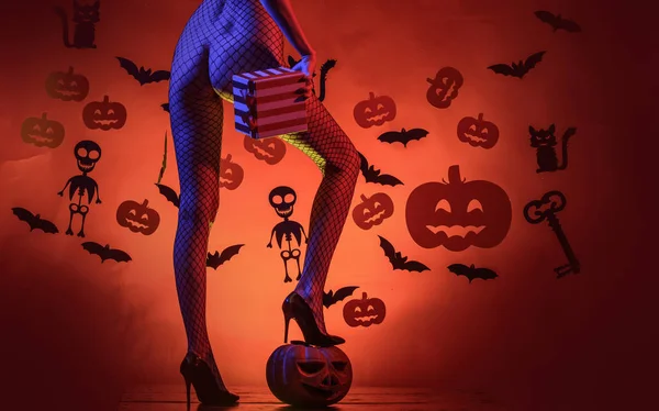 Erotische Damenhalloween-Konzept. sexy Gesäß. Dessous für Halloween. sexy Model posiert in Dessous auf halloween Hintergrund. weiblich mit sexy ass posiert. — Stockfoto