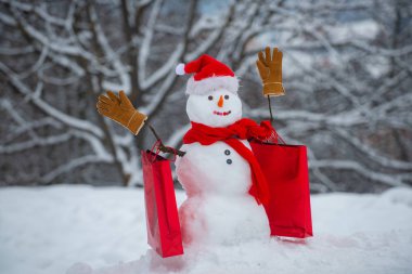 Tasarım Hediye El Yapımı. Kardan adam selamlıyorum. Teslimat hediyeleri. Tatil afiş tasarımı. Noel hediyesi ile mutlu kardan adam kış Noel manzara ayakta. Mevsimlik Noel tatili satış indirimleri.