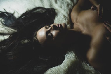 Kabarık yatakta rahatlatıcı seksi kadın. Kadın göğüsleri pürüzsüz cilt. Seksi kız cinsel uyarım meme. Erotik masaj. Mükemmel göğüsler. Seni bekliyorum. Orgazm ve ön sevişme. Seksi çekici baştan çıkarıcı