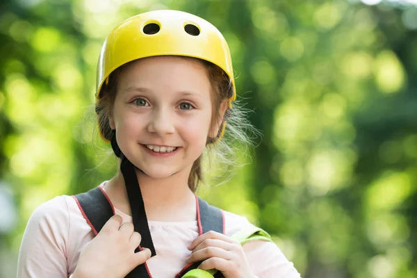 Roping Park. Gelukkig klein meisje klimmen in de bomen. Tiener meisje avontuur en reizen. Mooi klein meisje klimmen en plezier in avonturen Park. Actieve kinderen. — Stockfoto