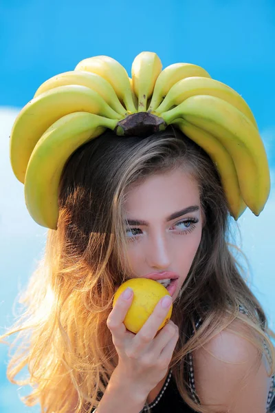 Chica sexy tropical comiendo limón. Mujer sexy en el mar Caribe en Bahamas. Vacaciones de verano y viajes al océano . —  Fotos de Stock
