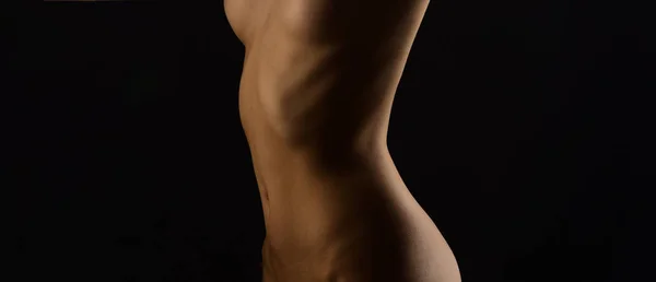 Κορίτσι με γυμνό σώμα. γυμνή γυναίκα απομονωμένη σε μαύρο φόντο. χώρο αντιγραφής. Σπα και μασάζ. Επιθυμία. ανθρώπινο σώμα. Σέξι γυναίκα. Γυναικεία υγειονομική περίθαλψη. Φαίνεται τέλειο. Η χαλάρωση μου — Φωτογραφία Αρχείου