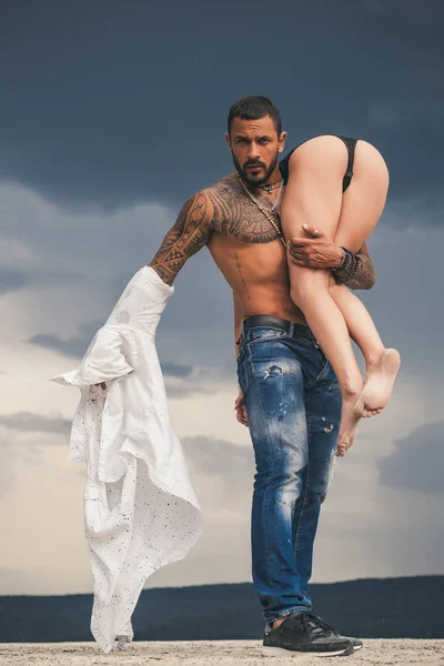 Man is carrying his woman. Latino handsome man and sexy woman. Erotica. Love. Couple. — Stock Photo, Image