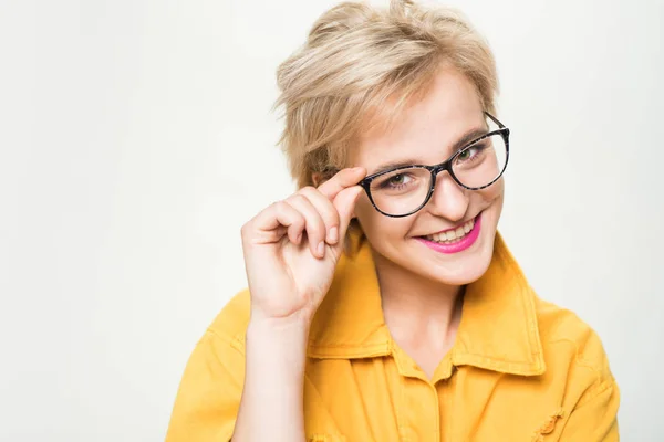 Mujer sonriente rubia usar anteojos de cerca. Moda de gafas. Añadir accesorio inteligente. Chica elegante con gafas graduadas. La vista y la salud ocular. Buena visión. Tienda de óptica. Gafas graduadas de moda —  Fotos de Stock