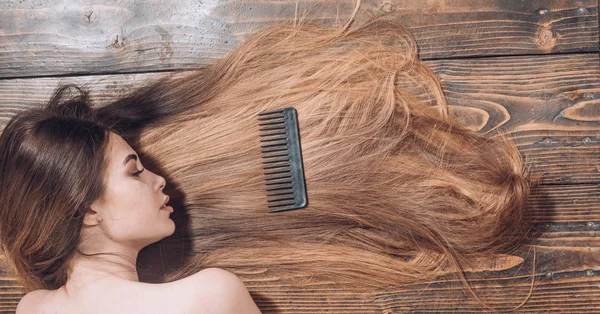 Femme avec de beaux cheveux longs sur fond en bois. Cheveux longs. Belle coloration des cheveux femme. Coupe de cheveux mode . — Photo