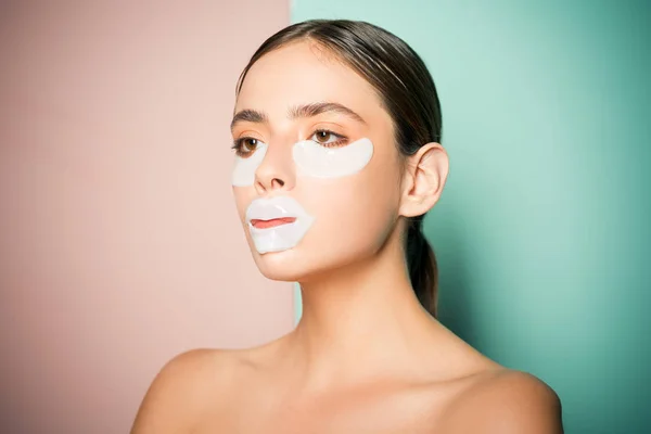 Cuidando su piel. Mujer bonita usando parches para los ojos pasando tiempo en casa. Rutina diaria de mimos. Cosmética moderna. Concepto de parches oculares. Parches debajo de los ojos para ojeras y hinchazón —  Fotos de Stock